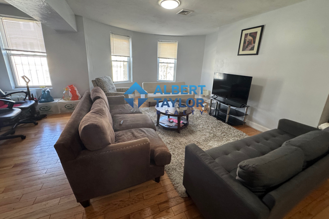 Living Room - Renovated 5 Bed 2 Bath in Fort Hill!! Cheaper Rent!!
