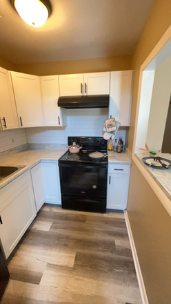 Kitchen - Rent the entire floor your yourself in this townhome near Starbucks! - 1386 Bradley Drive