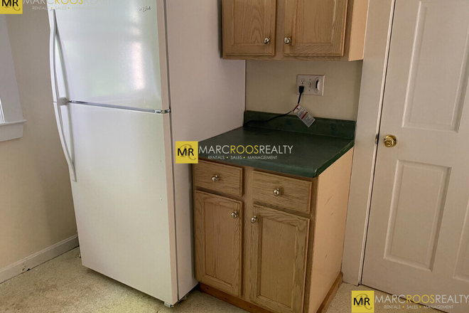 KITCHEN - CHESTNUT HII 5 BED 1.5 BATH MANET RD 09/01/2026 / BOSTON COLLEGE Apartments