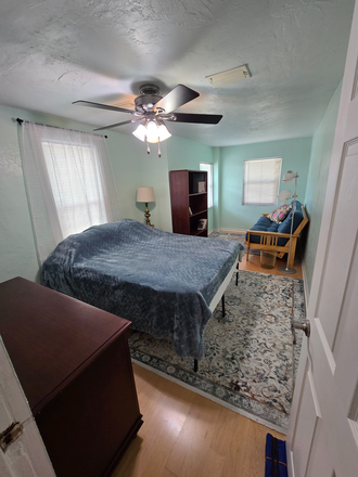 Bedroom with sitting space. Desk is available to swap with bookcase if preferred. - Nicely furnished room in historic NW Gainesville home, convenient location