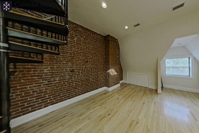 Unit - NO FEE! BEST OFF CAMPUS DEAL!! LUXURIOUS BU 4 BED / 2 BATH DUPLEX! ROOF DECK!!!- 9/1/26 Apartments