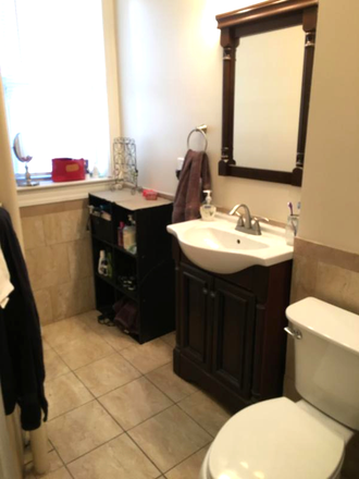 Hub Realty - Fenway, spacious one bedroom split, remodeled bathroom and refinished hardwood floors Apartments