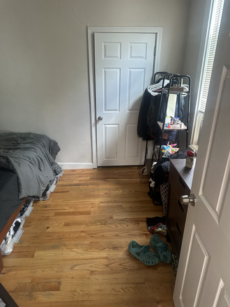 Call NOW for showings! 617-236-8600 - EAST BROADWAY - GREAT SOUTH BOSTON 1 BED W/ LAUNDRY IN THE BUILDING! *AVAIL 9/01/2025* Apartments