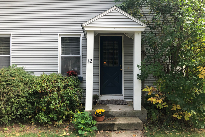 Front of house - Country Cottage - on the Mill river House