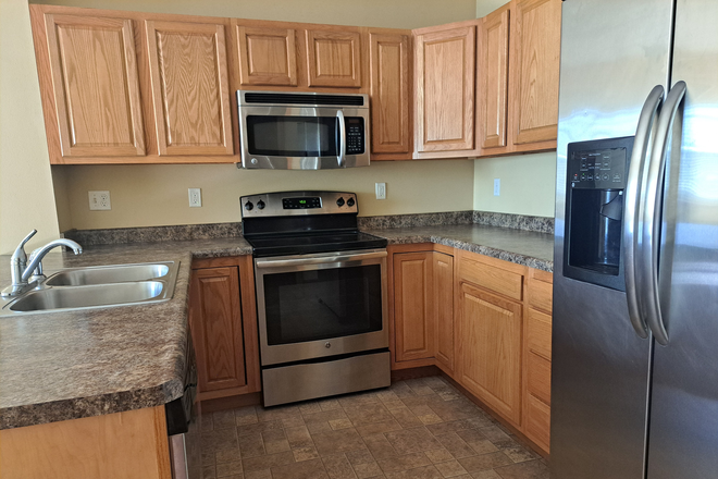 Full Kitchen - 3 Bedroom Townhouse