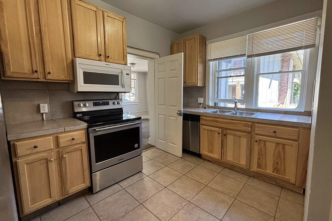 Downstairs Kitchen - House close to Campus