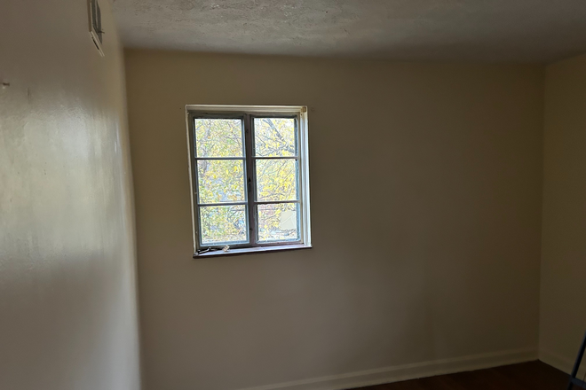 Bedroom - 2 family (upstairs unit) Duplex