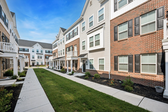 Exterior - Stunning Townhome Less than 30 Minutes from Campus