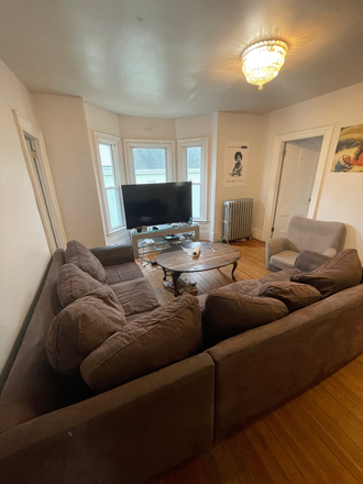 - - NO Broker Fee!! Close to Campus! 5 bed 1 bath w/ Laundry & Parking Apartments
