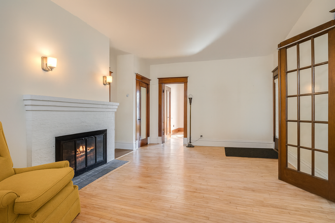 1st floor living room - Great Deal  =  $530 per bedroom - 9 BEDROOMS / 3 BATHROOMS - 7 blocks to campus