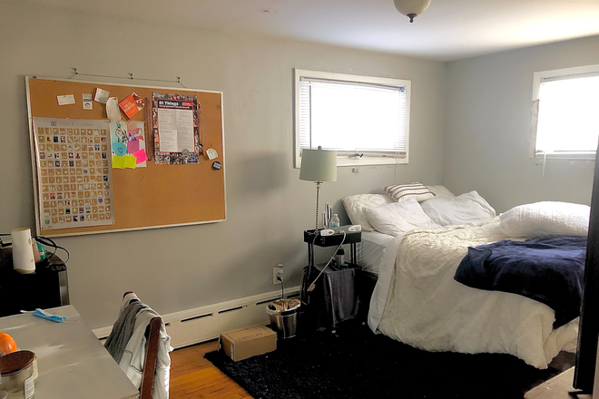 Bedroom #1 - 1 minute walk to Coventry Lake House