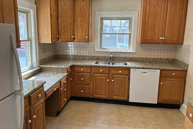 Kitchen - Available Now-Burns Park Ann Arbor House-3-4 Bedrooms-Walk to Campus & Downtown Near Athletic Campus
