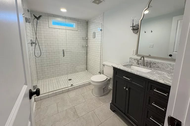 Bathroom - Open Bedroom 15 minute walk to MUSC House