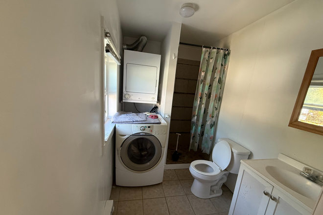 bathroom - 4 BEDROOM APARTMENT IN HADLEY MA VERY QUIET PLACE