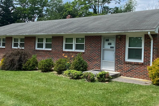 outside street view - Duplex close to campus
