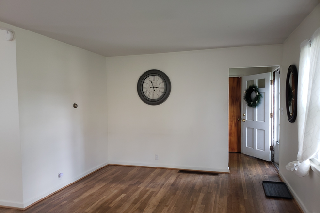 Living Room - 530 S Campus Ave House