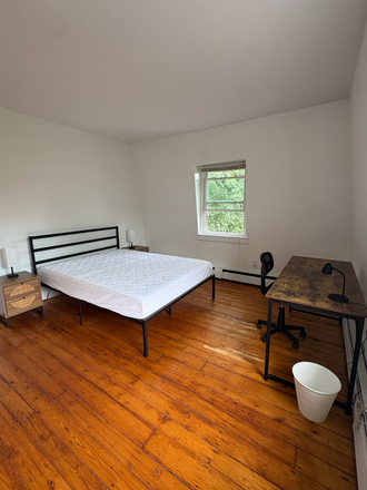 Bedroom with queen size bed - 1 Bedroom for Rent in Bright 4-Bedroom Apartment – Walk to Brown & India Point Park