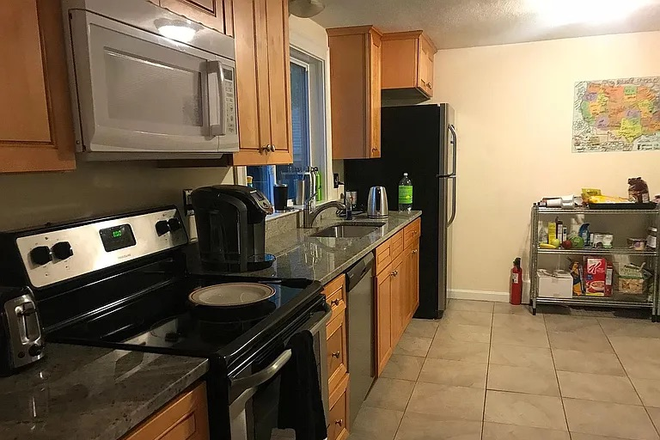 Kitchen - NO FEE! 6 Bedroom 16 Curtis Ave Apartments
