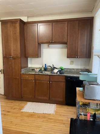 Kitchen - Spacious 5 Bedroom Duplex - Easy Walk to Campus! Duplex
