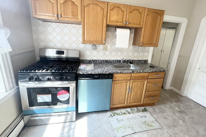 kitchen - Spacious 3 Bed / 1 Bath near campus available NOW!! Apartments