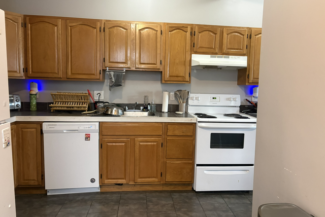Kitchen - NO FEE!!! CLOSE TO WEST CAMPUS, BABCOCK TRAIN STOP & STAR MARKET!!