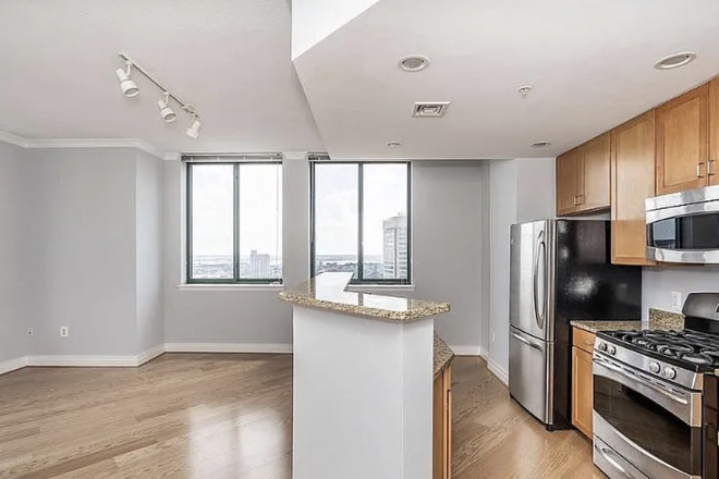 Kitchen area - 2BR/2BA Harbor-View Apartment w/ Garage Parking/Blue Jay Shuttle radius /concierge/gym/pool