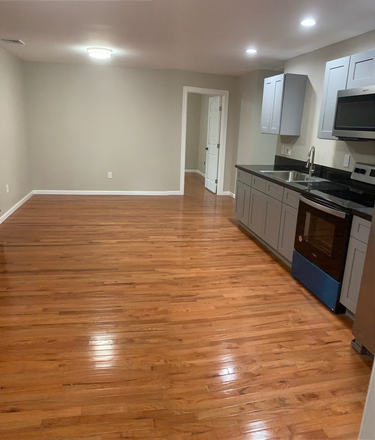 Kitchen Space - 6 Bed Home - Less than 3 blocks to Hofstra University