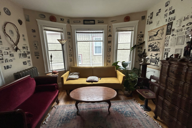 Living room - Spring Sublet available - close to campus House