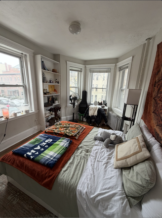 As of 2026, with queen-sized bed - Berklee-adjacent apartment in need of 1 roommate for Sept 2026