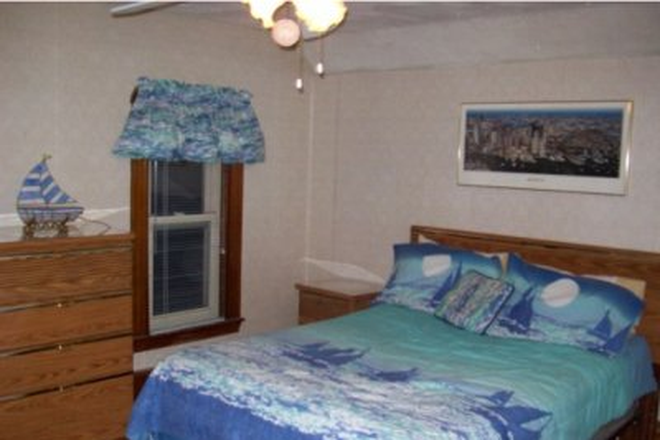 Full sized bedroom - Cosy Furnished Room & Under Bidded Around