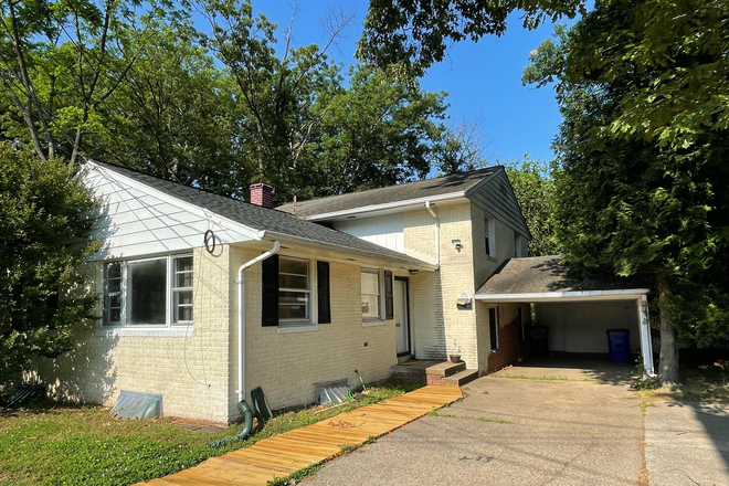 Driveway - 5 Bed / 3.5 Bath Single Family Home in College Park Woods