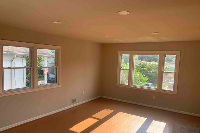 living room - pic 1 - 6BR, 3Bath HOUSE  | WALK TO CAMPUS | Rent $4350