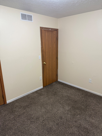 Bedroom - 4 bedroom 1.5 bathroom close to CWRU House