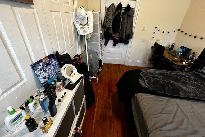 Bedroom - Looking for roommate starting Fall 2025! (4 bedroom apartment)