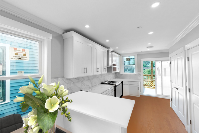 . - MODERN 3 Bed/2 Bath w/LAUNDRY - Avail 10/1!