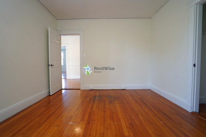 1 - NO FEE! Bright Comm Ave 1BR w/ Elevator, Gym & H/HW Included Apartments