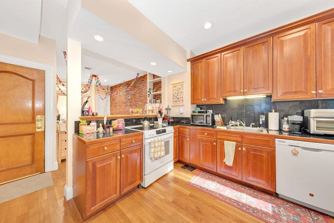 LIVING - BEAUTIFUL 2 BED WITH IN UNIT LAUNDRY AND CENTRAL A/C! 9/1/25!