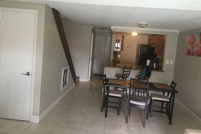 first floor- kitchen, 1/2 bathroom, living and dinning - Villas of Pinecrest- looking for single roommate