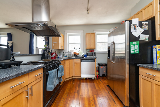 Call call or text Arezou at 617-584-7817 - Renovated 6 bed 2 bath on two floors!!!! Rood Deck!! Laundry in the building!!! Apartments