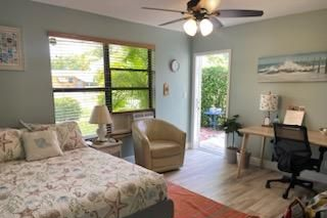 Nice work space in bedroom - E Boca Private Bedroom in Home, 2 mi to FAU Campus, shared bath + laundry, fully furnished