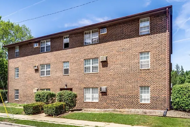 Outside - Close to Campus Apartments