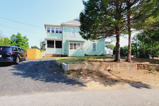 side street - Beautiful 4 bedroom house