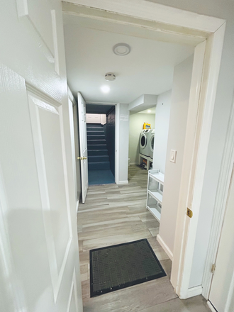 Entryway with secure access - Furnished Studio Apartment close to campus