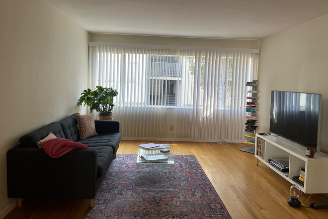 Living room - Oakland - Lake Merritt Apt