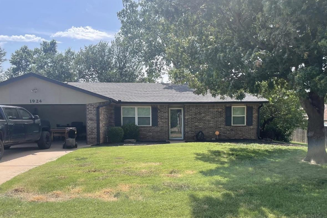 3 Bedroom and 2 bath home with room available to rent. - Room for rent all bills paid. House
