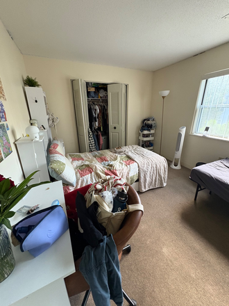 Room - Private room/shared room available at a townhouse