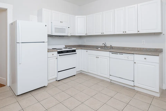 Kitchen - 1 ROOM FOR UPCOMING FALL SEMESTER - 2BR/1BA Apartments