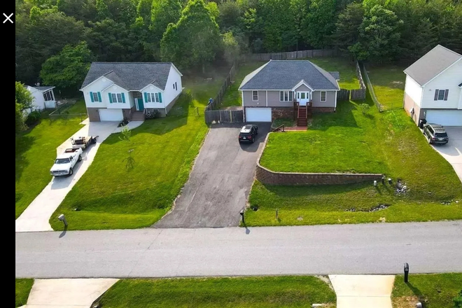 Street - 6 Bedroom, 3 Full baths, 4 miles from LU, rear deck with fenced yard House