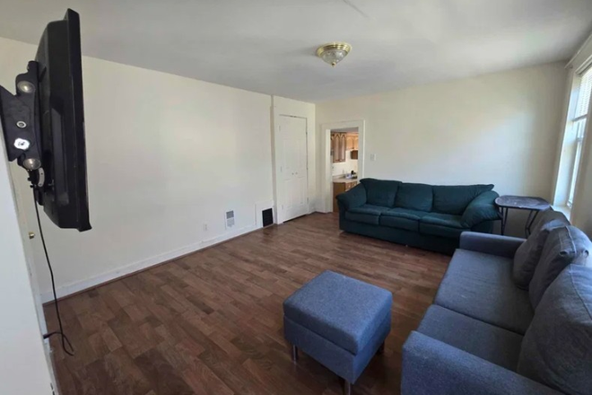 Living - Brandeis on Vernon 3 bedroom LARGE  Bedrooms living room, and kitchen. Apartments