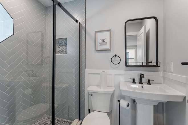 Bathroom - Modern 5 Bed 3.5 Bath House